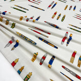 Tissu Viscose Imprimé à l'imprimé stylos sur fond blanc Made in Italy, à retrouver sur tessuti.fr