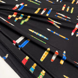 Tissu Viscose Imprimé à l'imprimé stylos sur fond noir Made in Italy, à retrouver sur tessuti.fr