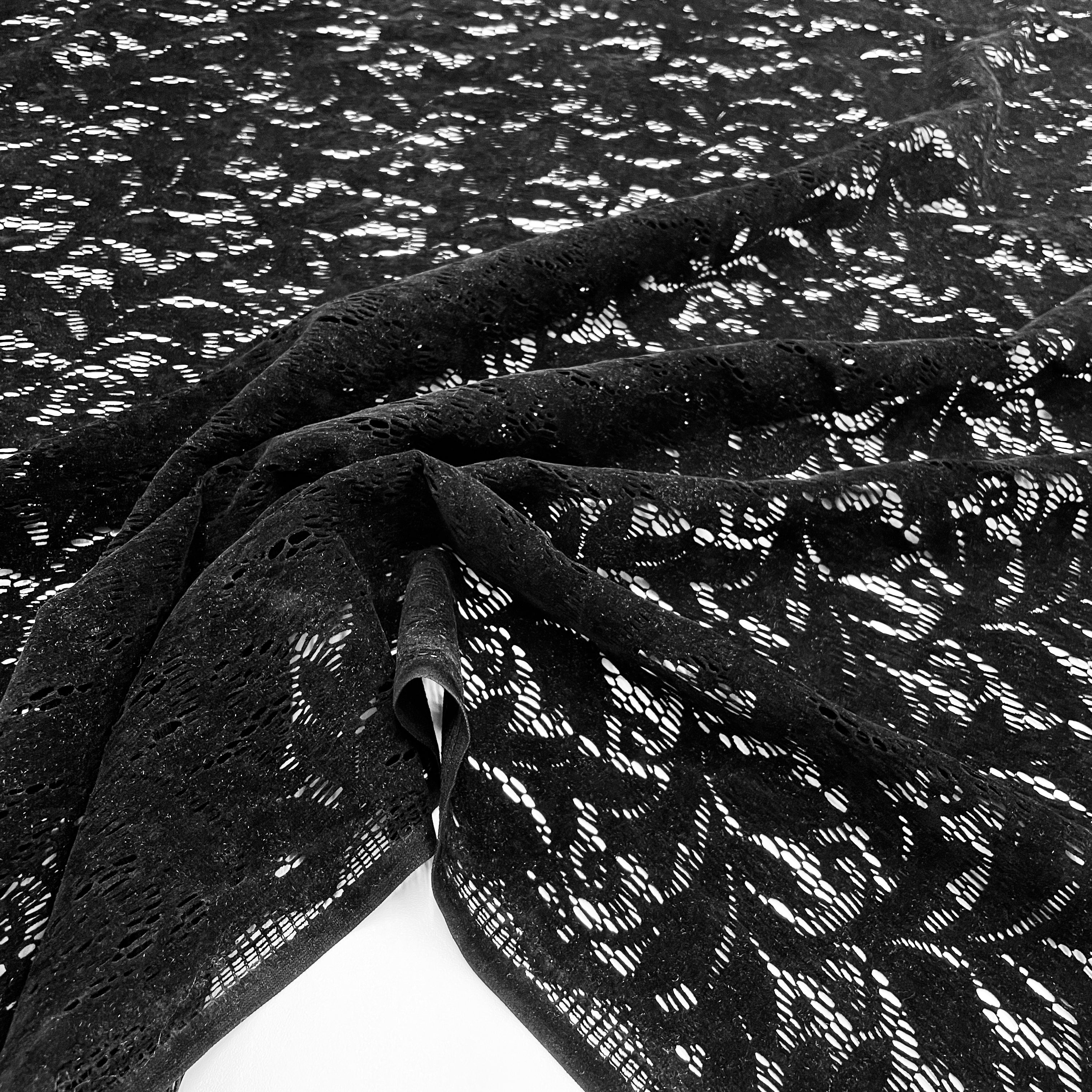 Guipure Velvet Black fabric, to be found on en.tessuti.fr