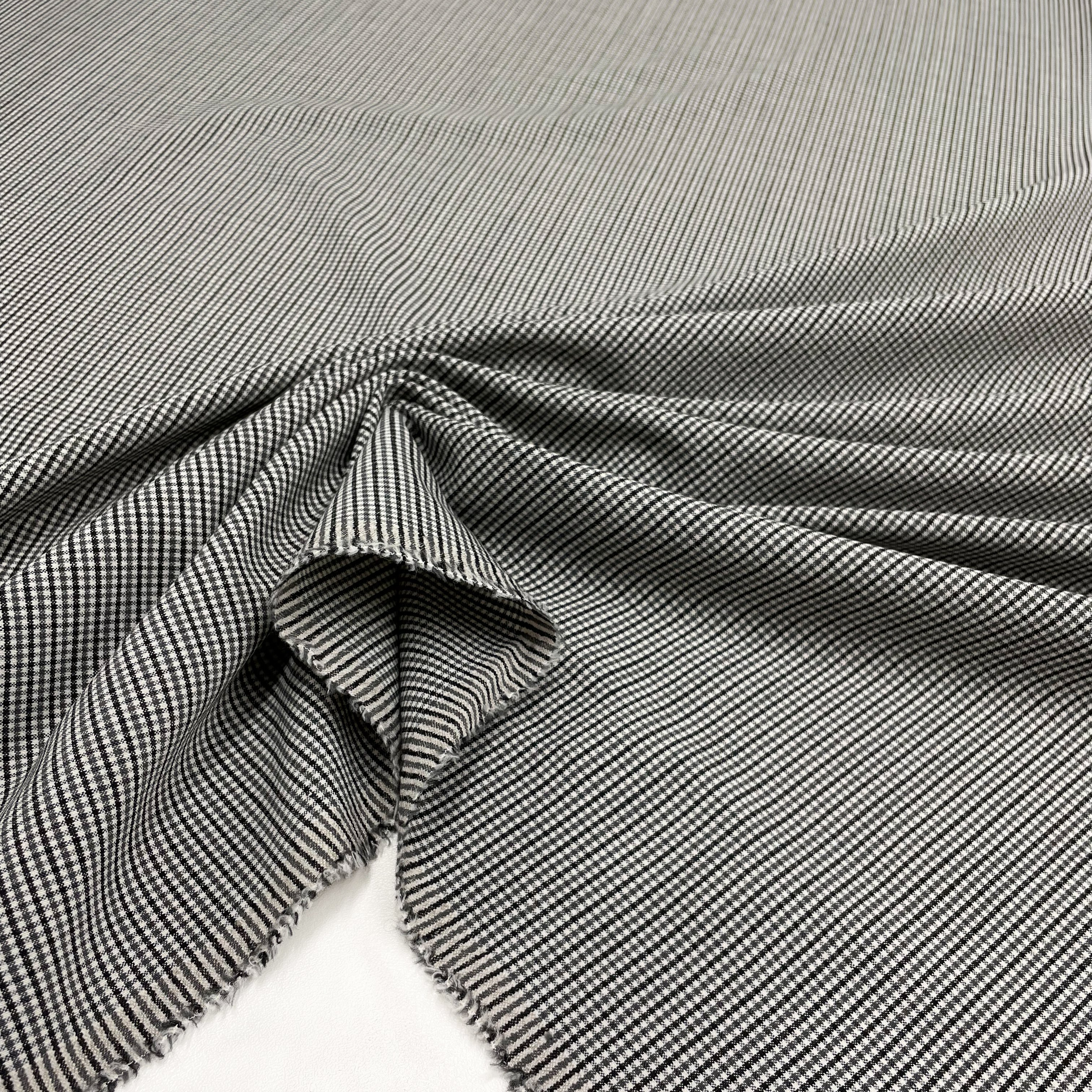 Polyester and wool plaid fabric, to be found on en.tessuti.fr