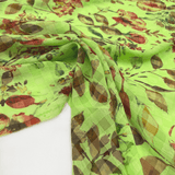 Tissu Vichy Rayonne vert à motifs floraux, à retrouver sur tessuti.fr